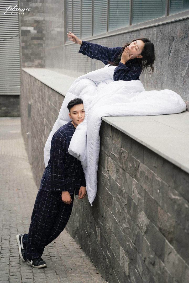 Bộ ảnh cưới với chăn "bắt trend" cái lạnh của Hà Nội.