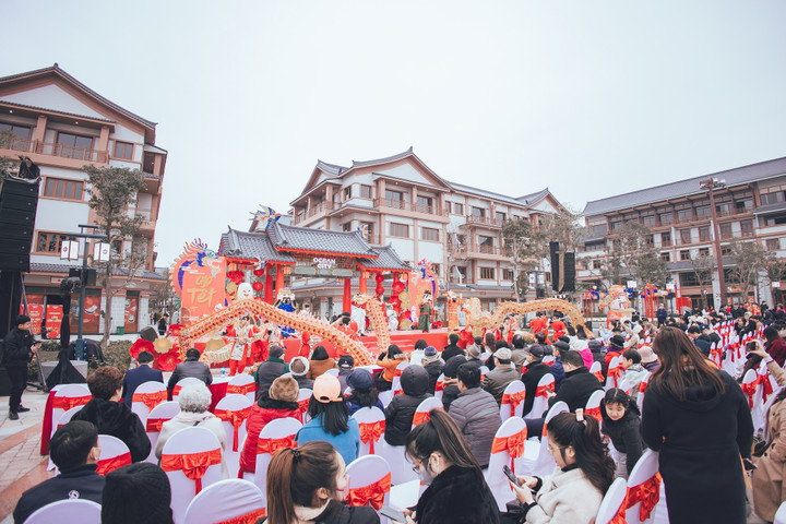 Đông đảo du khách “đổ xô” đến khai hội ngày 25/1 vừa qua.