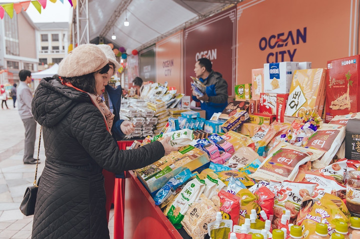 Khách nườm nượp sắm Tết tại Hội chợ Xuân quy mô 'khủng' bậc nhất Việt Nam - 2