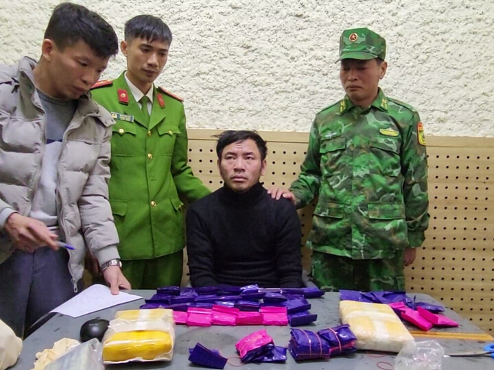 Nguyễn Hồng Sơn cùng tang vật bị bắt giữ. (Ảnh: Công an Hà Tĩnh)