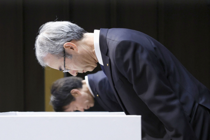 Chủ tịch Tập đoàn Toyota Koichi Ito (phía trước) cúi đầu xin lỗi trong cuộc họp báo ở Tokyo, Nhật Bản, ngày 29/1. (Ảnh: Kyodo)