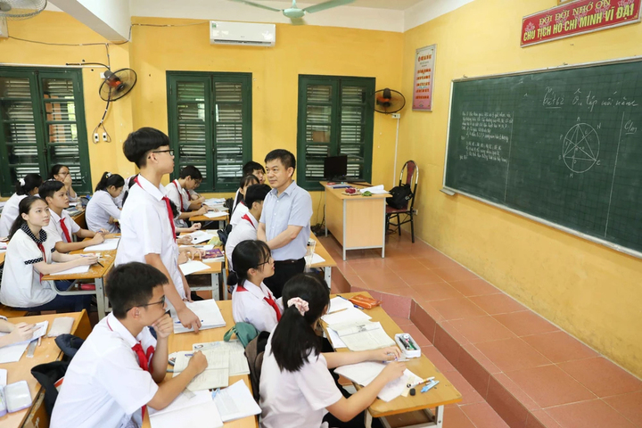 Buổi ôn luyện thi vào 10 tại Trường Trung học cơ sở ở huyện Sóc Sơn, Hà Nội. (Ảnh: TTXVN)