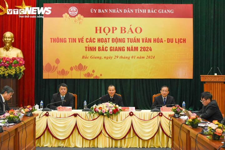 Lãnh đạo tỉnh Bắc Giang cung cấp thông tin cho phóng viên các cơ quan báo chí về tuần văn hóa du lịch 'Linh thiêng Tây Yên Tử' năm 2024.