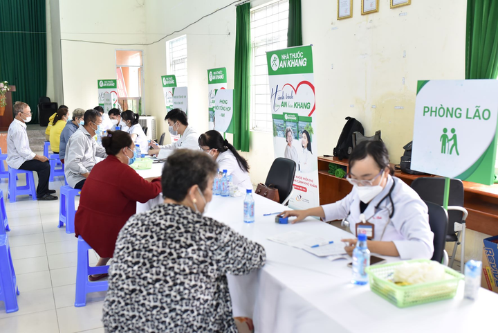 Bà con sẽ được thăm khám bởi các bác sĩ thuộc nhiều chuyên khoa khác nhau, nhờ vậy được chẩn đoán chính xác bệnh tình và điều trị hiệu quả hơn.