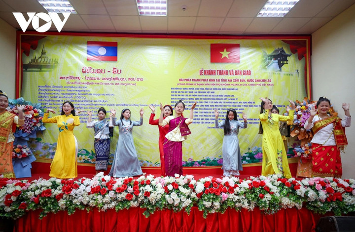 Tiết mục văn nghệ chào mừng khánh thành và bàn giao Đài phát thanh phát hình tỉnh Xaysomboun, Lào.