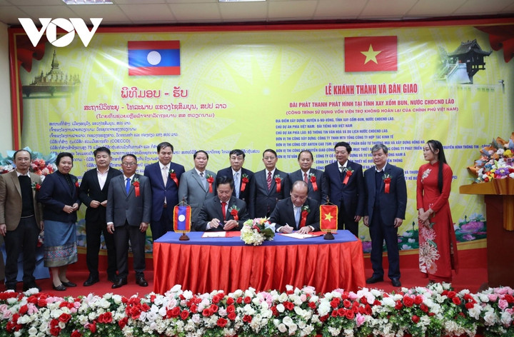 Các đại biểu chứng kiến lễ ký kết bàn giao.