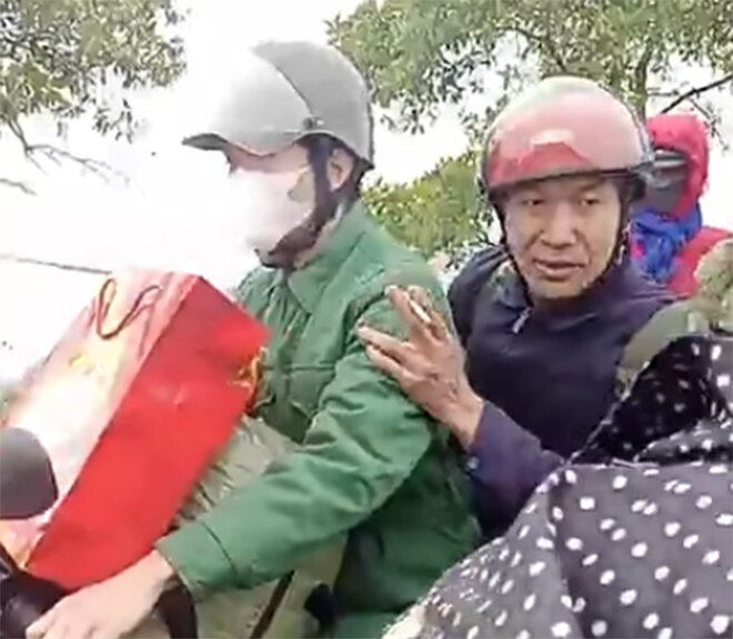Sau khi thấy nữ tài xế an toàn, ông Lương cùng con trai nhanh chóng rời đi. (Ảnh cắt từ clip)