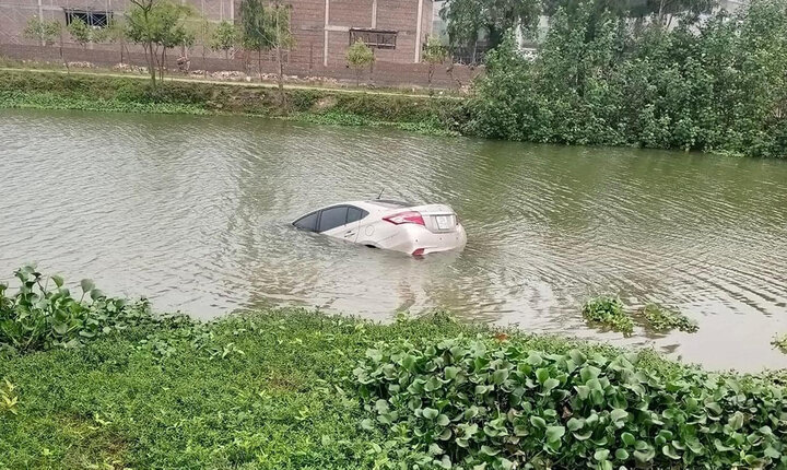 Chiếc xe ô tô gặp nạn dưới sông ở Thái Bình. (Ảnh: OFFB)