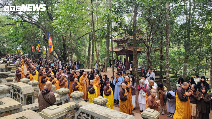 Phật tử đứng kín hai bên đường rước xá lợi thiền sư. (Ảnh: N. Thạnh)