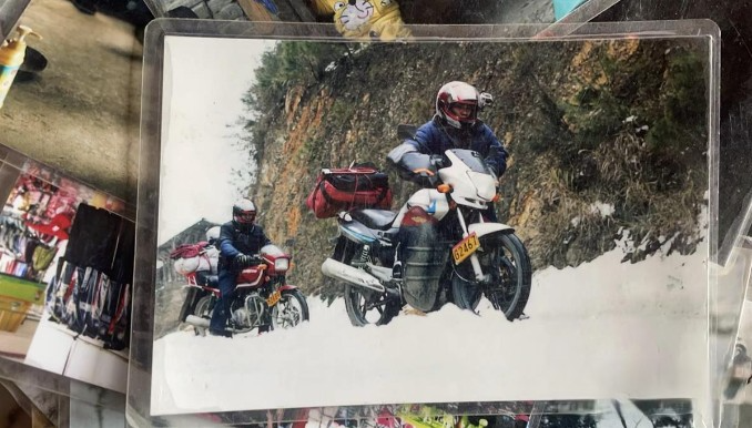 Bức hình kỷ niệm ông Uông Chính Niên dắt xe trên đường phủ đầy tuyết trong đợt Xuân Vận năm 2011. (Ảnh: The Paper)