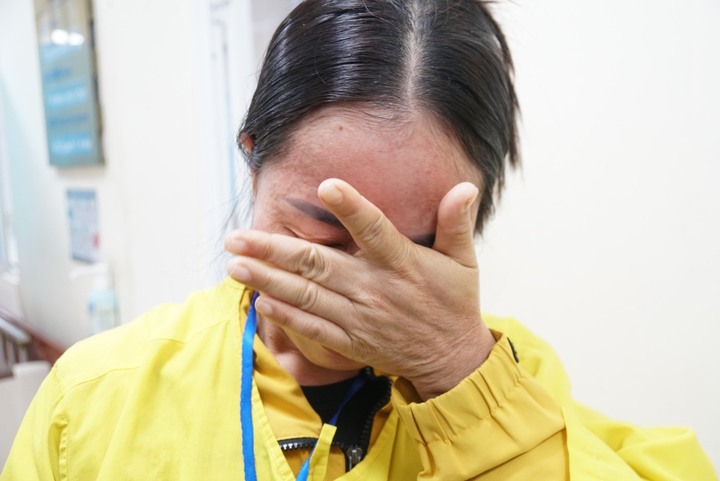 Chị Ngọ bật khóc mỗi khi nhìn thấy con. (Ảnh: Nguyễn Ngoan)