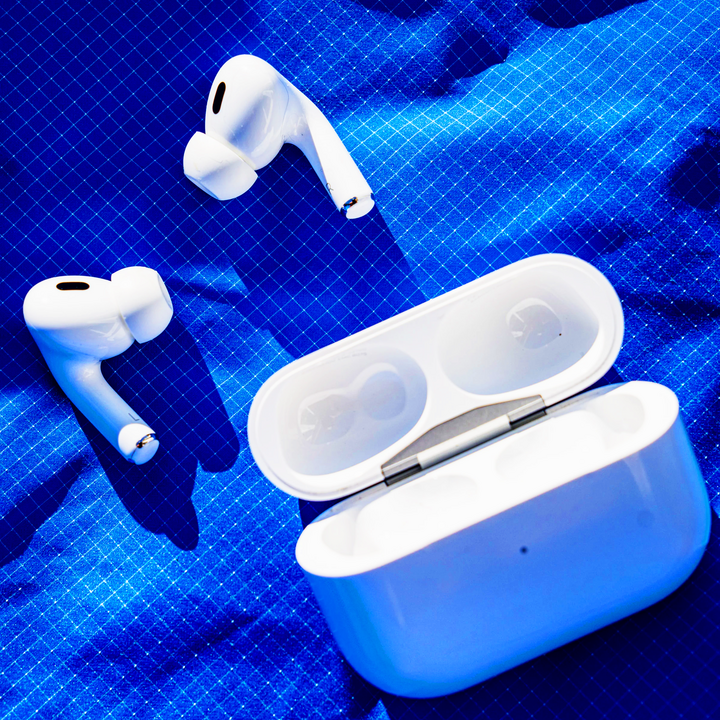 Cơ quan Cảnh sát ở Toại Ninh, tỉnh Tứ Xuyên của Trung Quốc đã phát hiện ra một tập đoàn chuyên làm giả tai nghe Bluetooth Airpod của Apple. (Ảnh minh họa: Outsideonline)