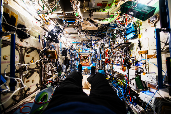 Một góc nhìn mới chụp từ bên trong Trạm Vũ trụ quốc tế (ISS) ghi lại số lượng thí nghiệm chóng mặt đang được tiến hành trong không gian. (Ảnh: Marcus Wandt/X)