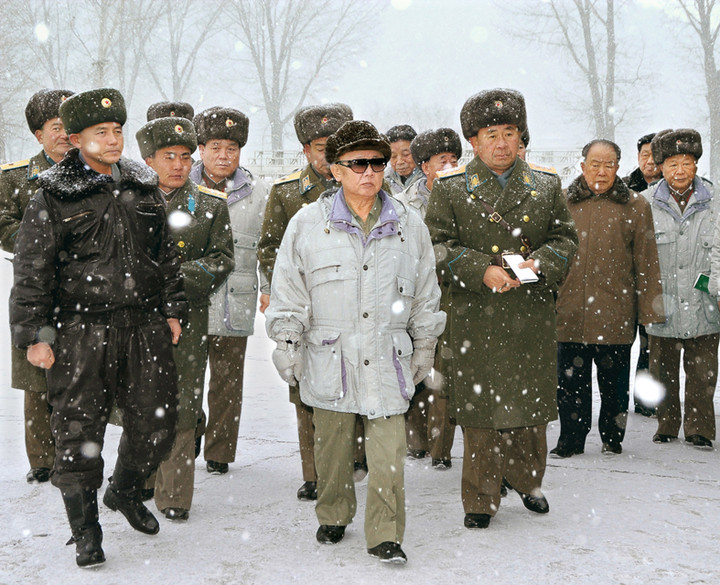Chủ tịch Kim Jong-il đến thăm đơn vị không quân Triều Tiên vào tháng 12/2008.