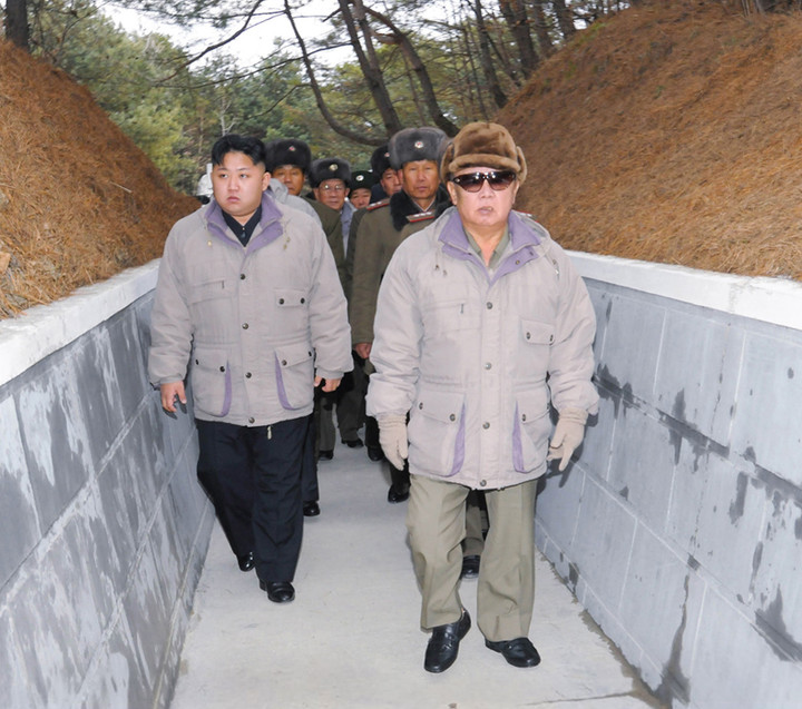 Hình ảnh Chủ tịch Kim Jong-il và ông Kim Jong-un thăm một đơn vị quân đội Triều Tiên vào tháng 11/2011.