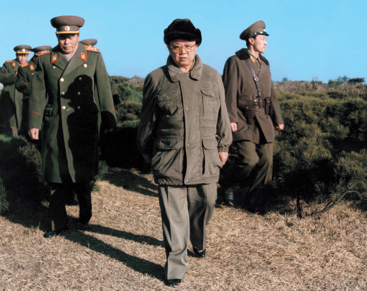 Chủ tịch Kim Jong-il đến thăm trạm gác Tabaksol hồi tháng 1/1995.