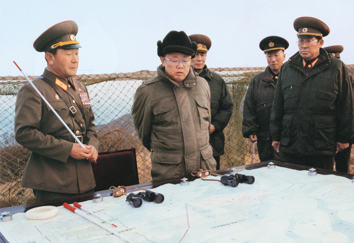 Lãnh đạo Kim Jong-il thị sát đơn vị phòng thủ đảo của Triều Tiên vào tháng 11/1996.