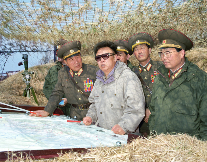 Hình ảnh Chủ tịch Kim Jong-il thị sát một cơ sở chỉ huy quân đội Triều Tiên vào tháng 4/1997.
