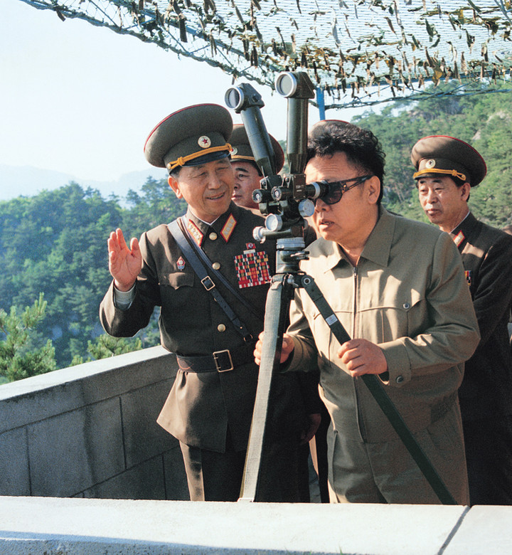 Ông Kim Jong-il thăm trạm giám sát quân đội Triều Tiên vào tháng 6/1997.
