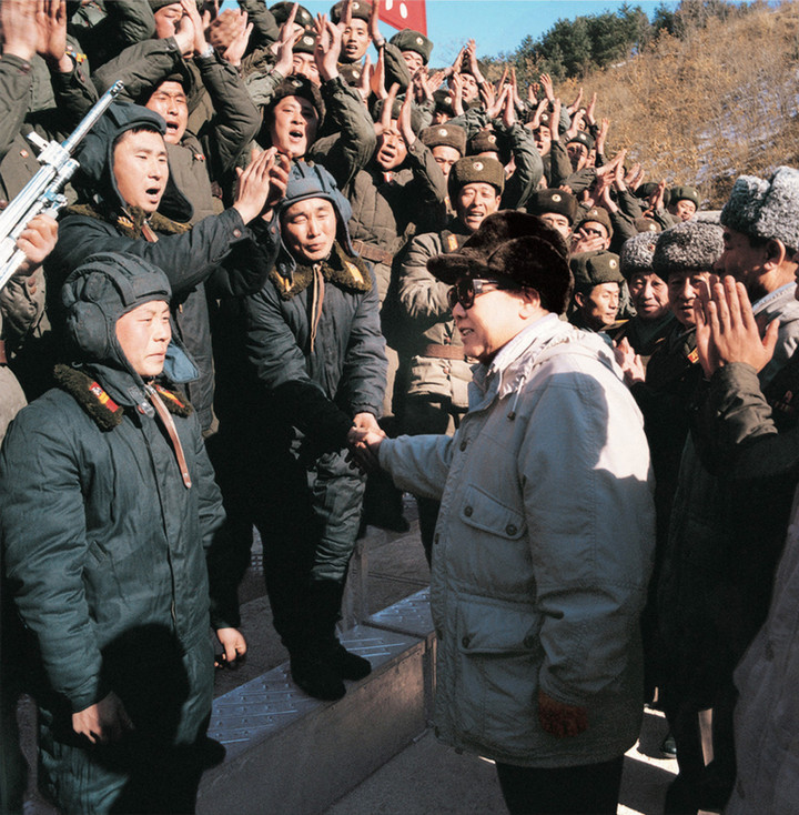 Khoảnh khắc Chủ tịch Kim Jong-il thăm, bắt tay binh sĩ Triều Tiên hồi tháng 1/1998.