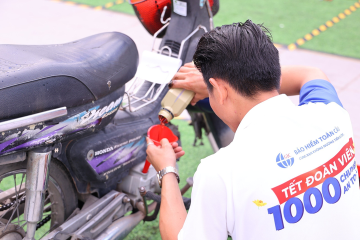 Đội ngũ kỹ thuật tại ngày hội vừa kiểm tra, thay nhớt vừa tư vấn tình trạng xe cho người dân.