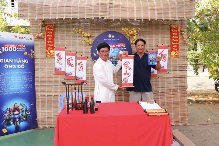 Những trò chơi đậm dấu ấn ngày Tết tạo thêm sự sôi động cho ngày hội.