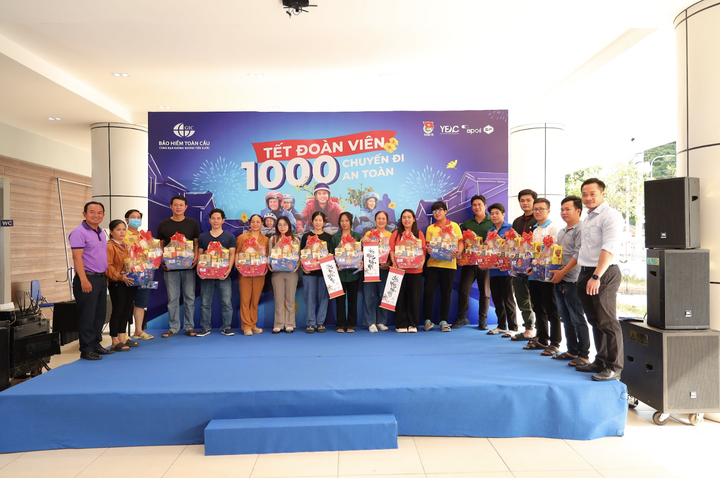 BTC trao quà Tết cho những công nhân khó khăn trong dịp Tết Giáp Thìn.