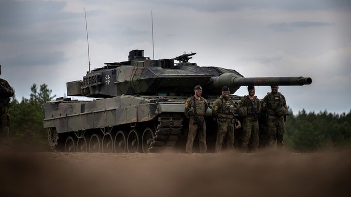 Các binh sĩ đứng trước xe tăng Leopard-2 của quân đội Đức.