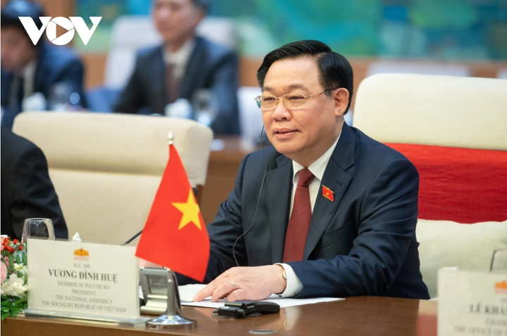 Chủ tịch Quốc hội Vương Đình Huệ khẳng định, chuyến thăm Việt Nam của Ngài Tổng thống là nguồn xung lực mạnh mẽ thắt chặt quan hệ Đối tác Chiến lược Việt Nam – Philippines.