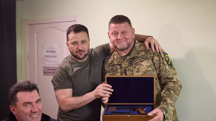 Tổng thống Ukraine Volodymyr Zelensky tặng quà Tổng tư lệnh lực lượng vũ trang Valery Zaluzhny ngay trước thềm chiến dịch phản công mùa hè 2023 bắt đầu. (Ảnh: Sputnik)