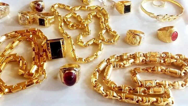 Vàng 10K là loại vàng được tạo ra trở nên kể từ 10 phần vàng nguyên vẹn hóa học và 14 phần sắt kẽm kim loại khác ví như đồng, kẽm, niken, mangan... (Ảnh minh họa)
