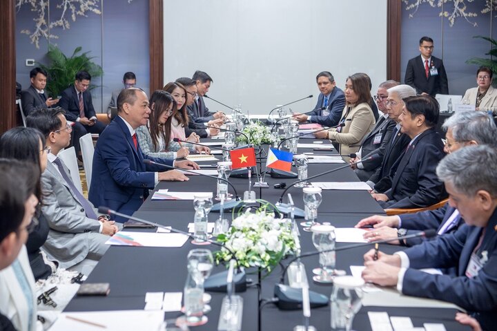 Trong khuôn khổ chuyến thăm cấp Nhà nước tới Việt Nam, Tổng thống Philippines đã có cuộc gặp riêng với ông Phạm Nhật Vượng và lãnh đạo Tập đoàn VinGroup.