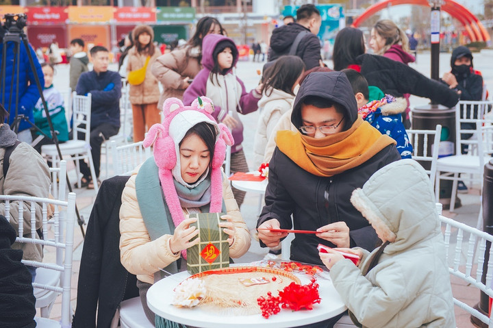 Giới trẻ Hà thành thích thú làm mẹt trang trí đón Tết.