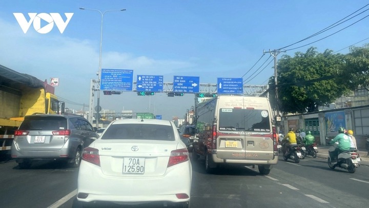 Hạ tầng giao thông kết nối TP.HCM với các tỉnh trong vùng đang quá tải. (Ảnh: Hà Khánh)