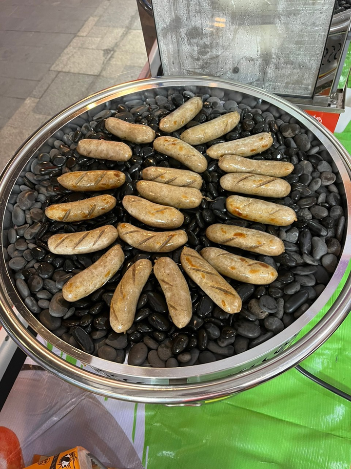 Sản phẩm được đóng gói 500g, được bán tại các siêu thị lớn và các trang thương mại điện tử như Shopee, Sendo.