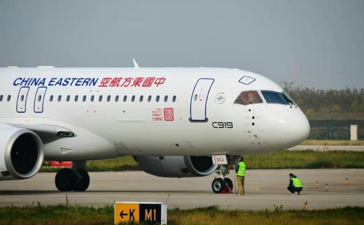 Chiếc C919 đầu tiên Comac bàn giao cho China Eastern Airlines. (Ảnh: Flightglobal)