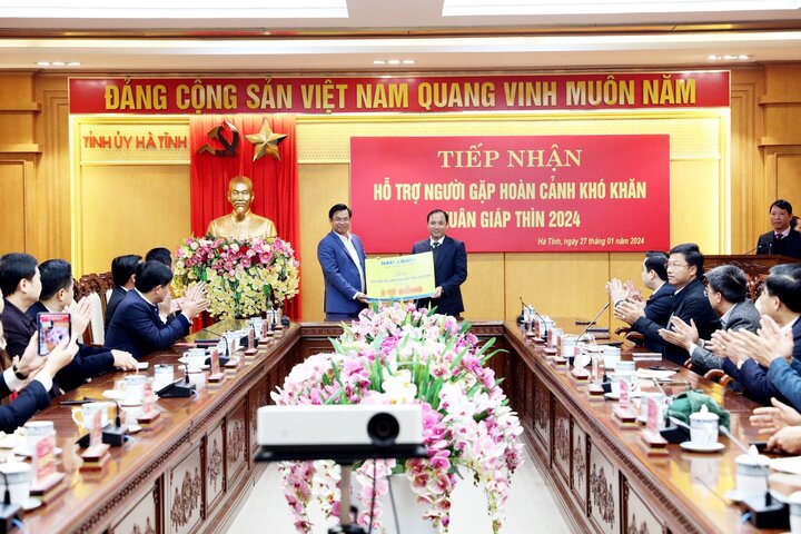 Ông Trần Ngọc Tâm - Phó Chủ tịch HĐQT kiêm Tổng Giám đốc Nam A Bank trao tặng kinh phí hỗ trợ an sinh xã hội cho tỉnh Hà Tĩnh.