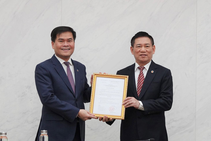 Bộ trưởng Tài chính Hồ Đức Phớc trao quyết định điều động, bổ nhiệm Thứ trưởng Bộ Tài chính đối với ông Bùi Văn Khắng. (Ảnh: Bộ Tài chính)
