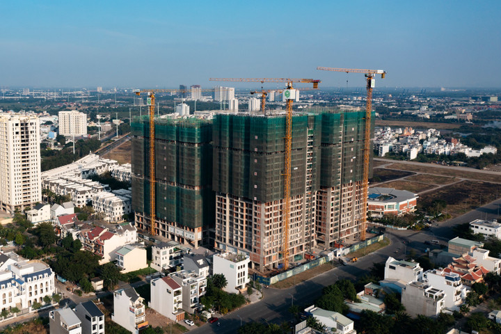 Dự án Victoria Village (TP. Thủ Đức) vừa cất nóc tháp 3, các tháp khác cũng đang được thi công.