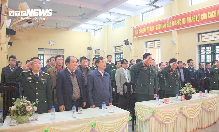 Các đại biểu làm lễ chào cờ tại buổi lễ công bố Quyết định của Thủ tướng và trao Bằng Tổ quốc ghi công liệt sỹ Nguyễn Văn Hồng.