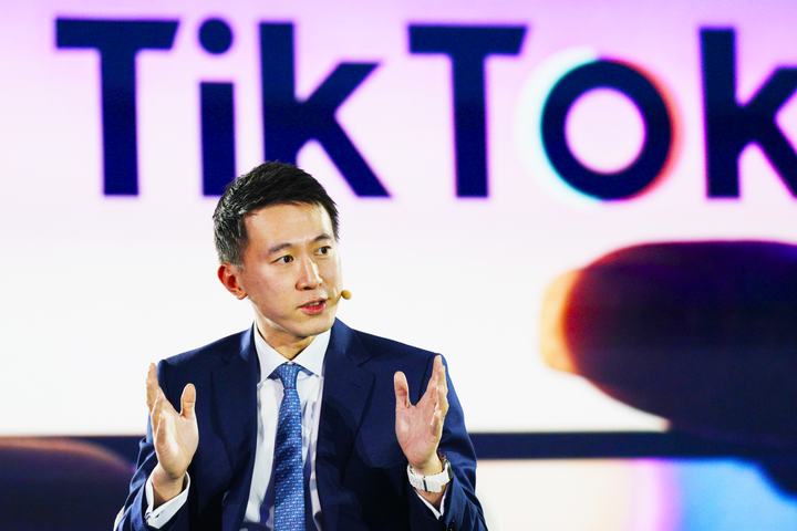 CEO TikTok, Shou Chew tham gia cùng các đối thủ công nghệ lớn trong phiên điều trần mới nhất tại Thượng viện Mỹ. (Ảnh: Getty Images)