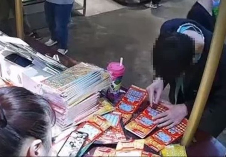 Lý điên cuồng chơi vé số cào, mong trúng được giải lớn.