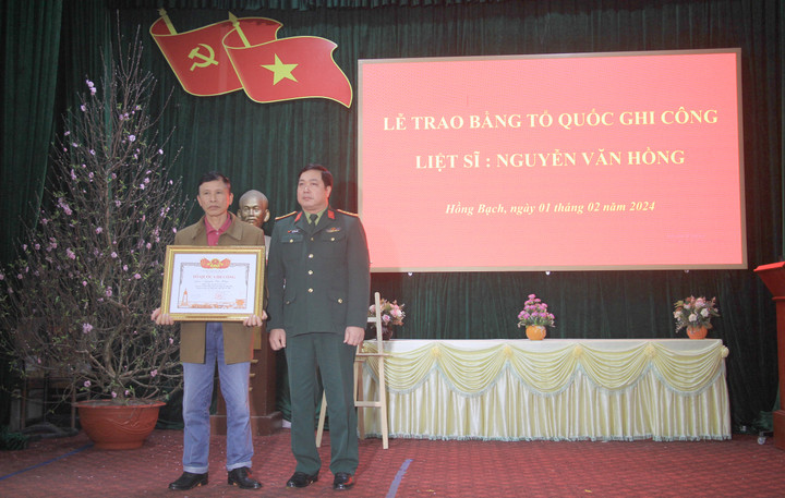 Ông Nguyễn Thanh Sơn (cháu liệt sỹ Nguyễn Văn Hồng) đại diện thân nhân lên nhận Bằng Tổ quốc ghi công.