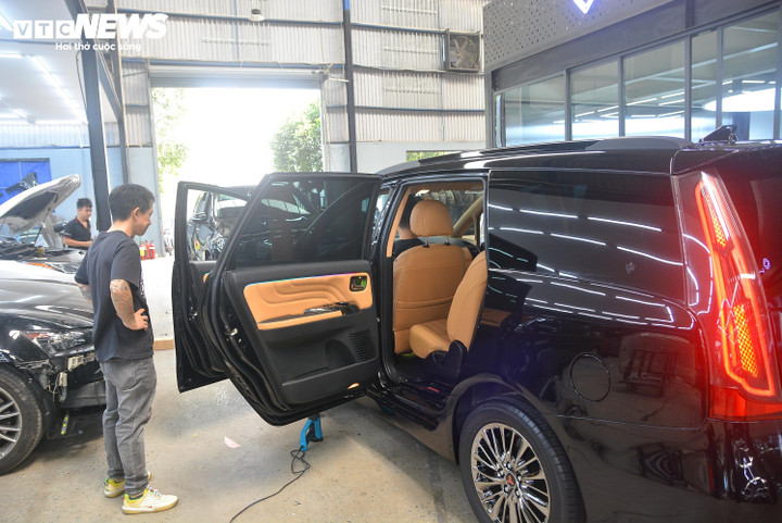 Chiếc xe Mitsubishi Grandis giá trị khoảng vài trăm triệu đồng được chủ xe chi thêm 600 triệu đồng để "làm đẹp". (Ảnh: Đại Việt)