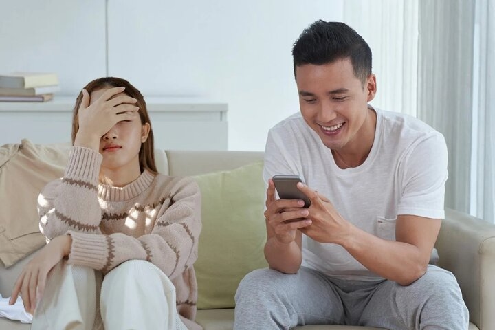 Vợ chuẩn bị cưới bất lực về thói nghiện social của Chen. (Ảnh minh họa: SCMP)