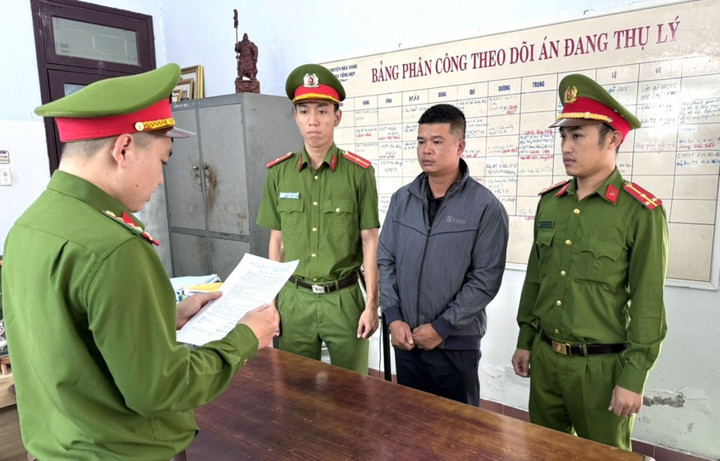 Cơ quan công an tống đạt quyết định khởi tố, bắt giam tài xế Tùng.