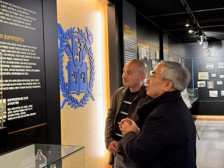 Giáo sư Lee Sang Kook - Trưởng khoa Dược - giới thiệu về lịch sử nghiên cứu và phát triển của ĐH Quốc gia Seoul.