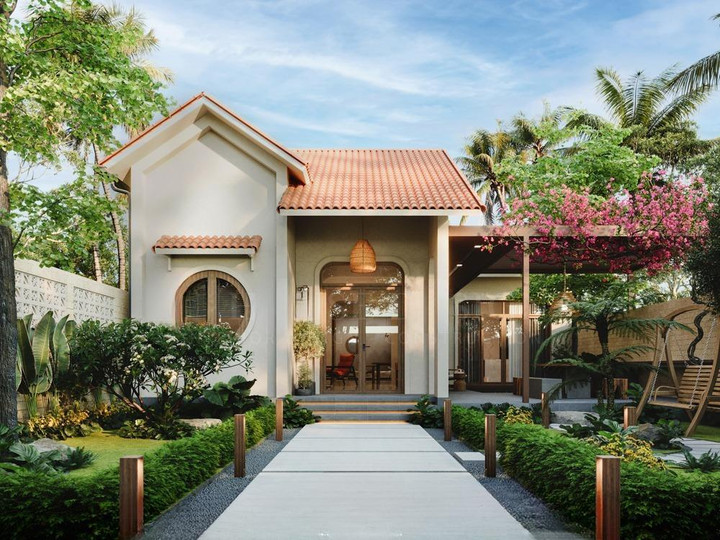 Mẫu nhà vườn 700 triệu được thiết kế phong cách cổ truyền kết hợp các ô kính lấy sáng hiện đại. (Ảnh: Vinavic)