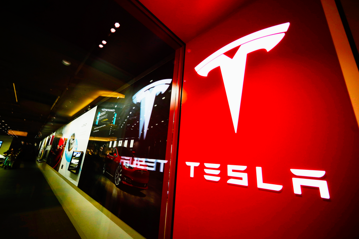 Tesla, nhà sản xuất ô tô điện, đã bị 25 quận ở bang California khởi kiện, vì cáo buộc xử lý sai chất thải nguy hại. (Ảnh: Techxplore)