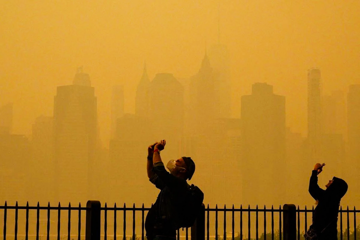 Đối với những người dân giắt bệnh phế quản suyễn, việc xúc tiếp với sương loà hoàn toàn có thể kéo theo tăng kích thích đàng thở và nghẹt thở. (Ảnh: ANGELA WEISS/AFP/GETTY)